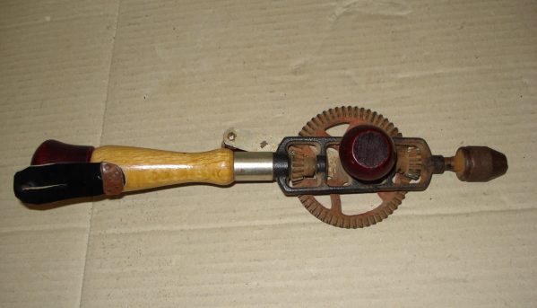 τρυπάνι με δύο επαφές γραναζιών