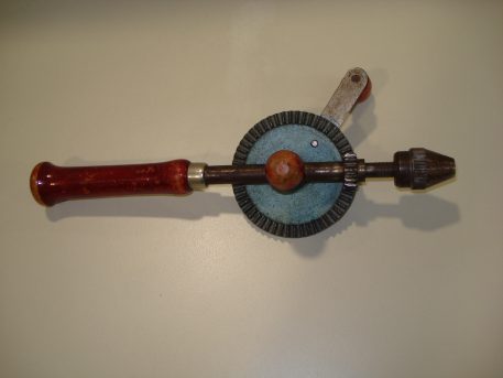 Τρυπάνι με κωνικά γρανάζια